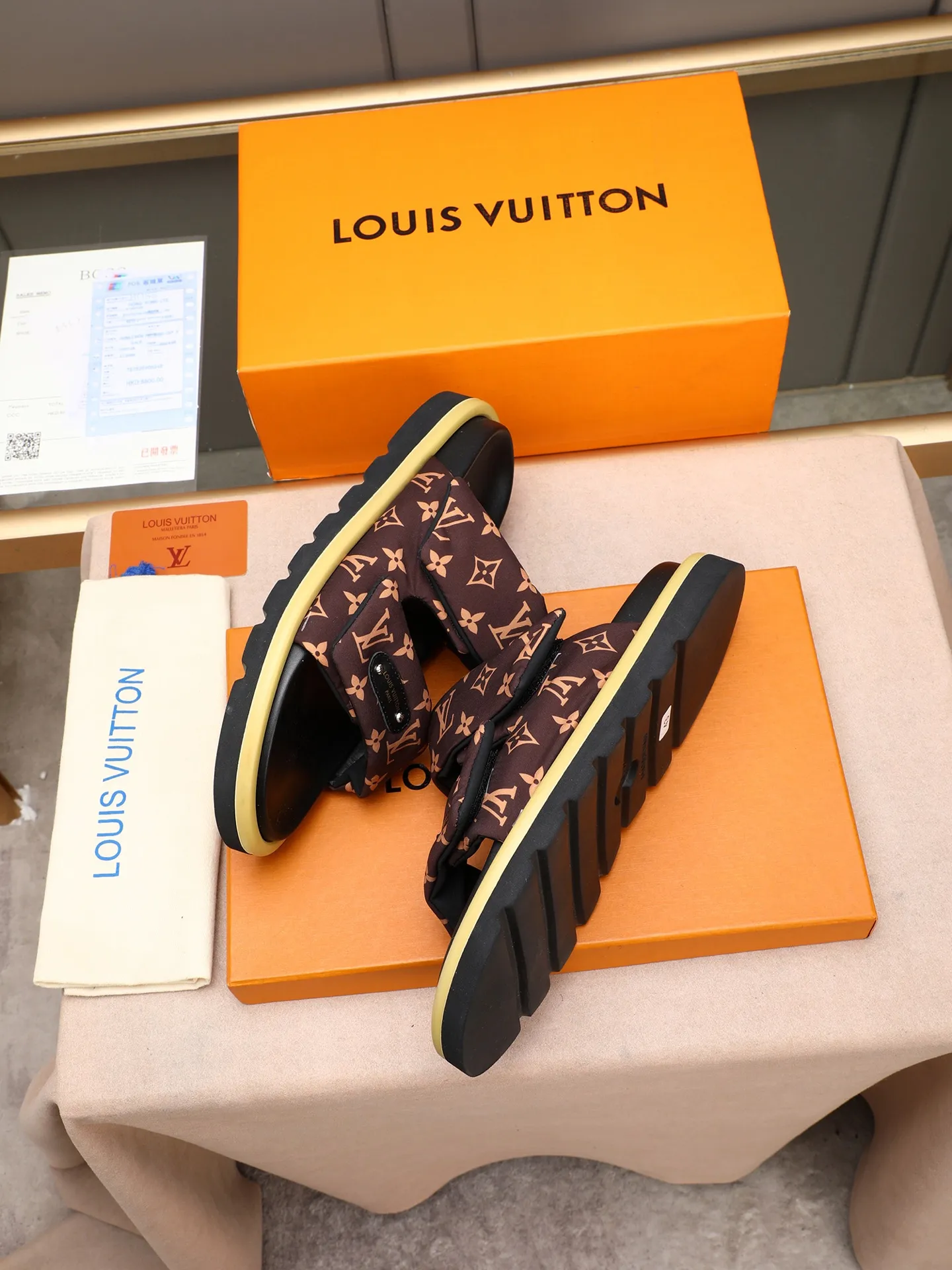 PP360 [LOUIS VUITTON] Louis Vuitton, LV printing, men's and women's slippers are on the market. The drawer box packaging comes with a cloth bag and a card. The upper pattern looks very soft and waxy, and it is a super versatile leg slimming tool. Fabric: imported denim/canvas/old fabric, LV hardware LOGO, official website pattern printing, comfortable to wear, feet: high-elastic PU water table. Sole: foam sole, heel height: about 5cm. Code number: 35-46, 35, 45, 46 are custom-made and non-returnable. Color: multiple colors and styles available.